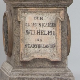 Detail des Kaiser-Wilhelm-Denkmals: Inschrift &quot;Dem großen Kaiser Wilhelm I., die Stadt Erlangen&quot;