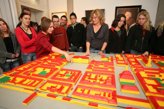 Schulführung am Legomodell der Erlanger Neustadt