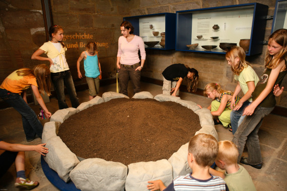 Kinder im Ausstellungsbereich zur Steinzeit