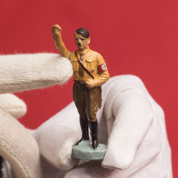 Adolf Hitler als Spielzeugfigur aus Elastolin