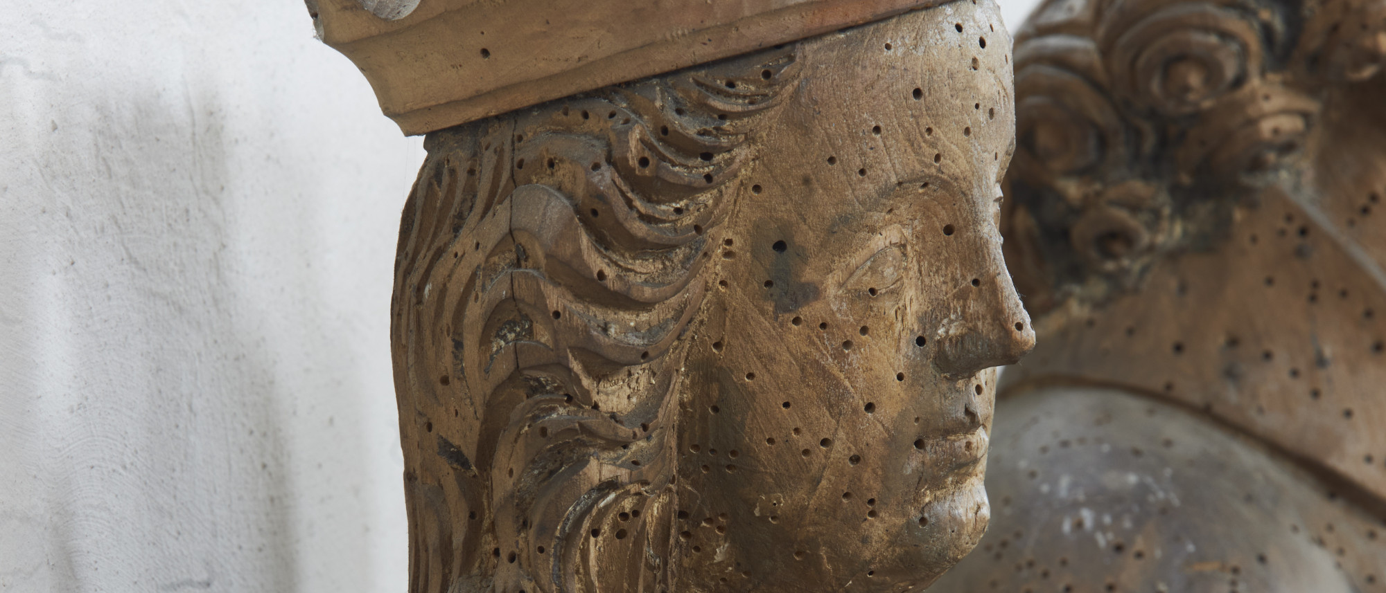 Detail der Holzfigur der Hl. Elisabeth