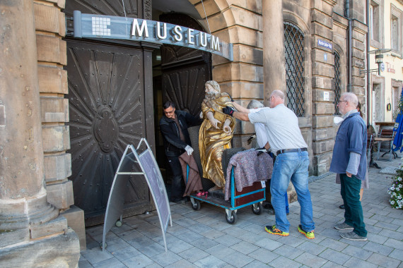 Transport der Altarfigur des Heiligen Paulus aus der Altstädter Kirche ins Stadtmuseum