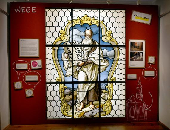 Glasfenster mit Darstellung des Moses