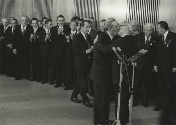 Bruderkuss von Leonid Breschnew und Erich Honecker am 30. Jahrestag der DDR, Ost-Berlin, 1979