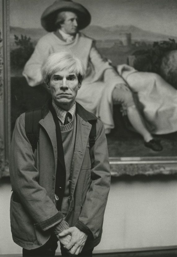 Andy Warhol vor Tischbeins Goethe-Porträt im Frankfurter Städel-Museum, 1981