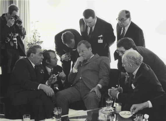 Leonid Breschnew und Willy Brandt im Gespräch, umgeben von Beratern und Dolmetschern, Bonn, 1973