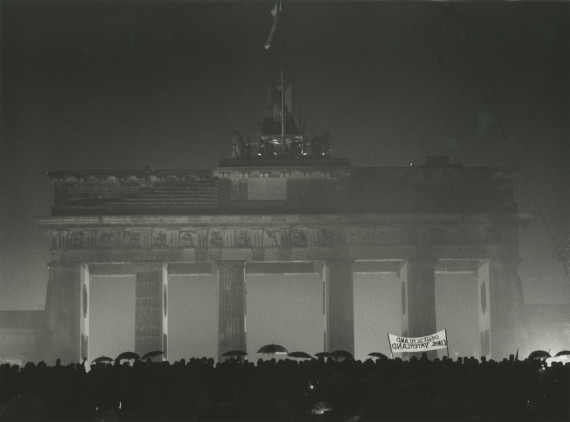 Das Brandenburger Tor bei Nacht mit versammelten Menschen, 22. Dezember 1989