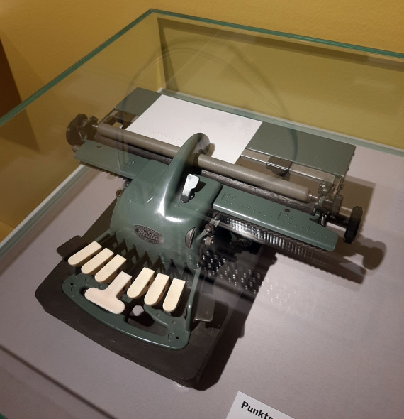 Grüne Punktschreibmaschine aus den 50er Jahren