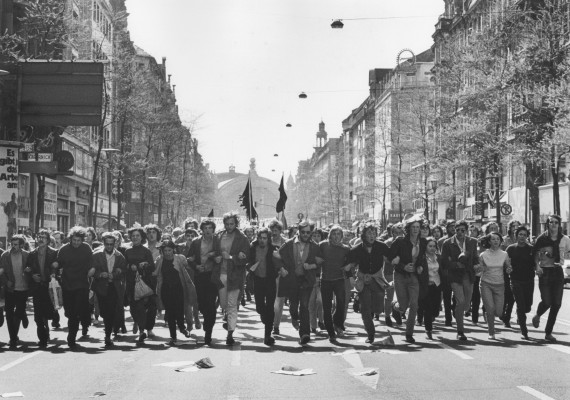 Demonstration gegen den Vietnamkrieg, Frankfurt am Main, 1970. © Barbara Klemm