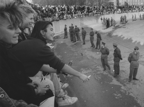 Jugendliche auf der Berliner Mauer