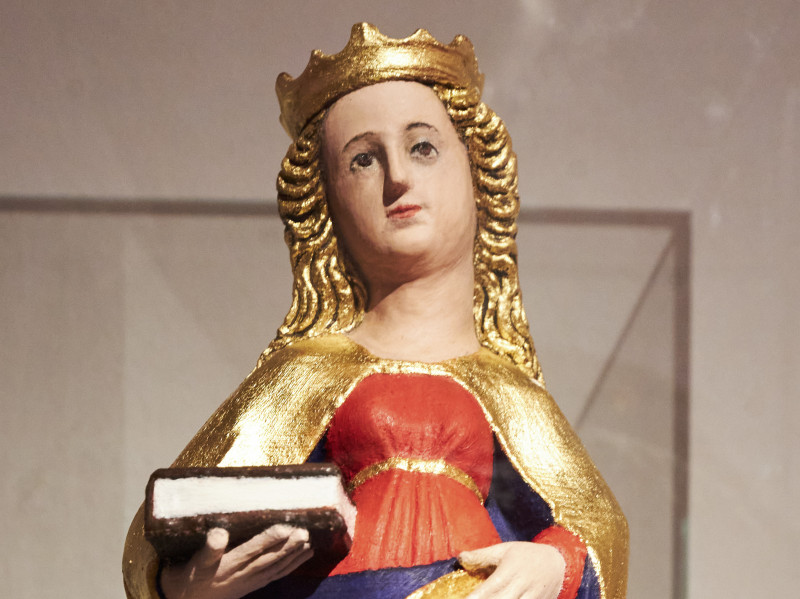 Detail einer farbigen 3D-Druck-Replik der gotischen Holzfigur der Heiligen Elisabeth aus der Altstädter Kirche