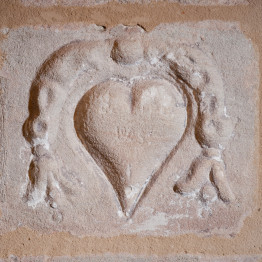 Herzförmiges Steinmetzzeichen im Kellergewölbe